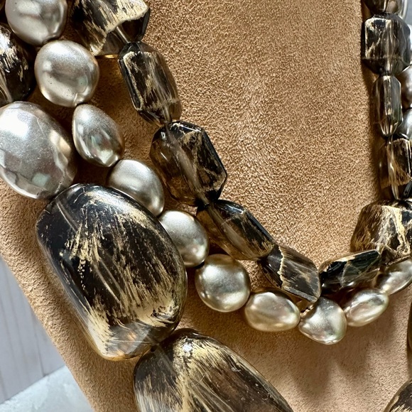 Variegated gold tone bead necklace - Picture 4 of 5